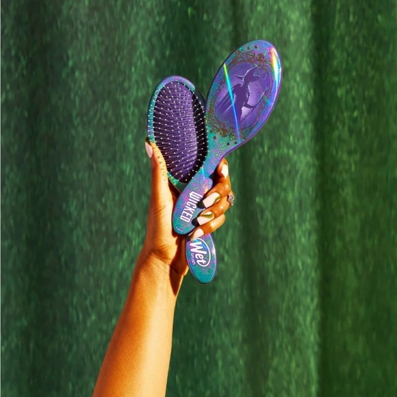 Wicked Set Elphaba Wet Brush And Bow 2-pc. - Picture 6 of 6